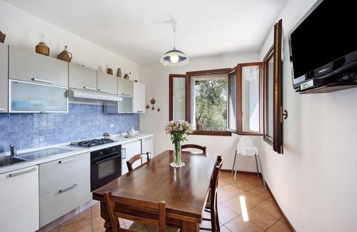 Lavina House | Holiday Home Casale Filiberto Golfo with Sea View, Garden & Wi-Fi