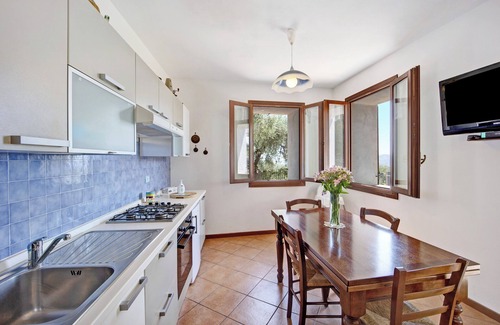 Lavina House | Holiday Home Casale Filiberto Golfo with Sea View, Garden & Wi-Fi