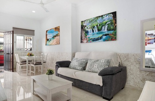 Barbate House | Holiday Home "Casa Centro Historico Barbate" with Private Terrace and Wi-Fi