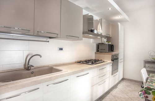 Sarroch House | Holiday Home Casa Vacanze Giulia e Elisa close to the Beach with Garden & Wi-Fi