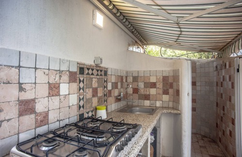 Sarroch House | Holiday Home Casa Vacanze Giulia e Elisa close to the Beach with Garden & Wi-Fi