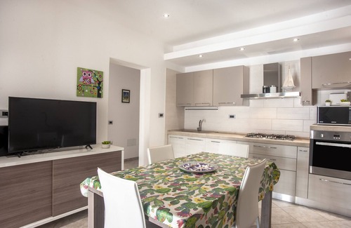 Sarroch House | Holiday Home Casa Vacanze Giulia e Elisa close to the Beach with Garden & Wi-Fi