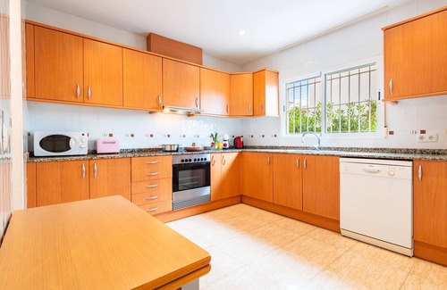 Vinaros House | Holiday Home 'Casa Mar' with Sea View, Pool, Garden & Wi-Fi