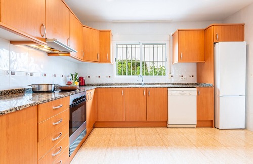 Vinaros House | Holiday Home 'Casa Mar' with Sea View, Pool, Garden & Wi-Fi