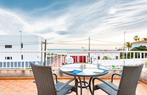 Vinaros House | Holiday Home 'Casa Mar' with Sea View, Pool, Garden & Wi-Fi