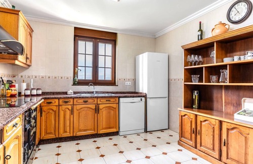 Voto House | Holiday Home 'Casa Rural La Praderia' with Mountain Views, Private Terrace and Wi-Fi