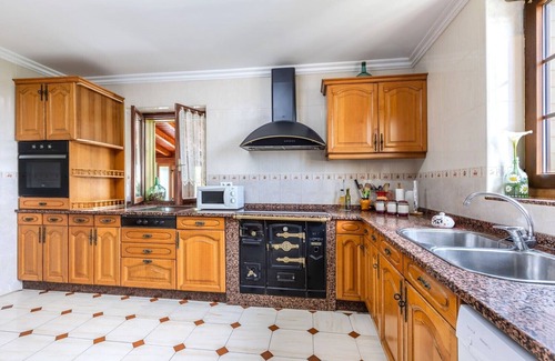 Voto House | Holiday Home 'Casa Rural La Praderia' with Mountain Views, Private Terrace and Wi-Fi