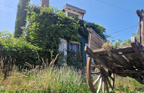 Le Grand-Bourg House | Holiday Home 'Chez Poton' with Private Terrace, Private Garden and Wi-Fi