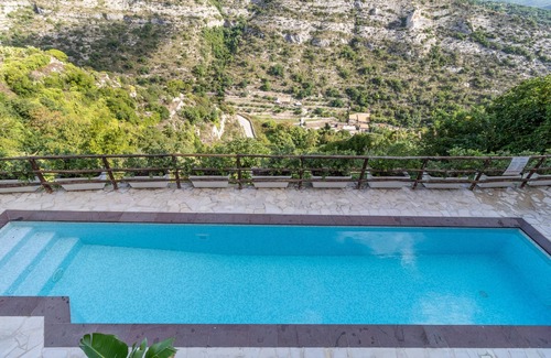 Ragusa House | Holiday Home 'Chibao House' with Private Pool, Mountain View, Garden and Wi-Fi