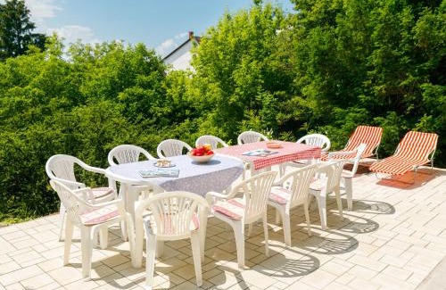 Belatelep House | Holiday Home Dahlia by Interhome