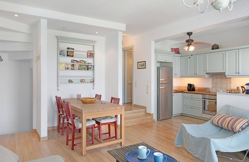 Ioulida House | Holiday Home 'Efrossyni House' with Sea View, Private Garden and Wi-Fi