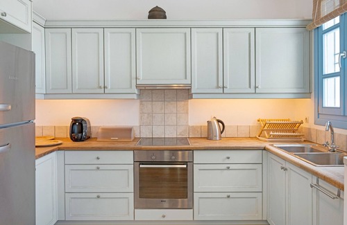 Ioulida House | Holiday Home 'Efrossyni House' with Sea View, Private Garden and Wi-Fi