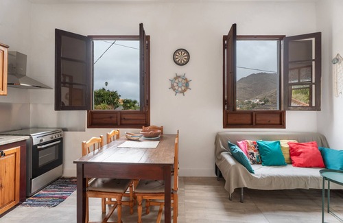 Hermigua House | Holiday Home 'El Hoyo' with Mountain Views, Private Terrace & Wi-Fi - SilboHolidays