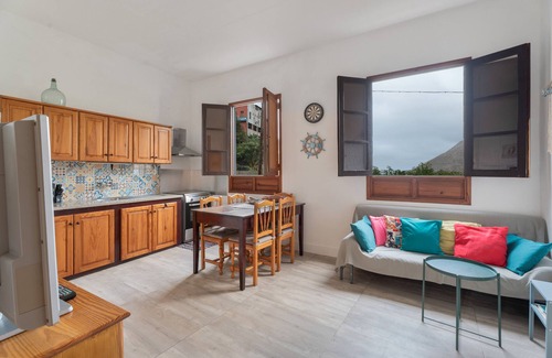 Hermigua House | Holiday Home 'El Hoyo' with Mountain Views, Private Terrace & Wi-Fi - SilboHolidays