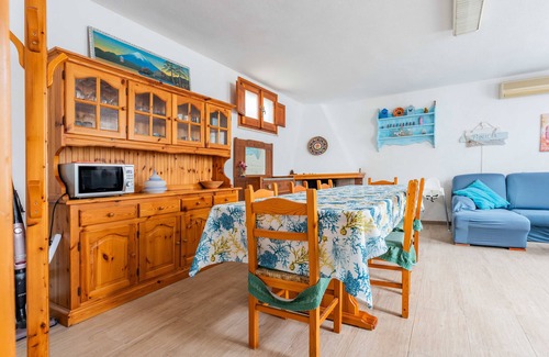 Solanas House | Holiday Home 'Elena’s Maison' with Mountain View, Private Garden and Air Conditioning