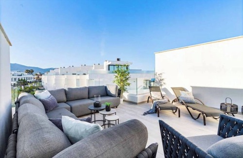 Fuengirola House | Holiday Home 'Fantastic Townhouse Near The Beach' with Sea View, Wi-Fi and Air Conditioning