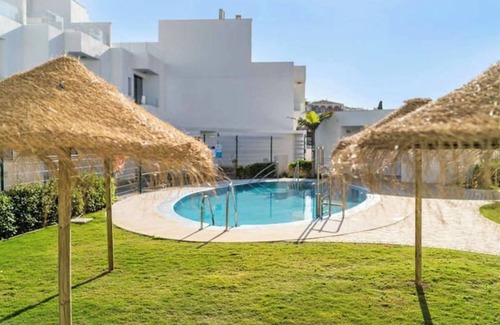 Fuengirola House | Holiday Home 'Fantastic Townhouse Near The Beach' with Sea View, Wi-Fi and Air Conditioning