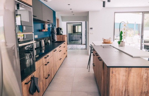 La Tranche-sur-Mer House | Holiday Home 'Villa Des Dunes' with Private Terrace, Wi-Fi and Air Conditioning