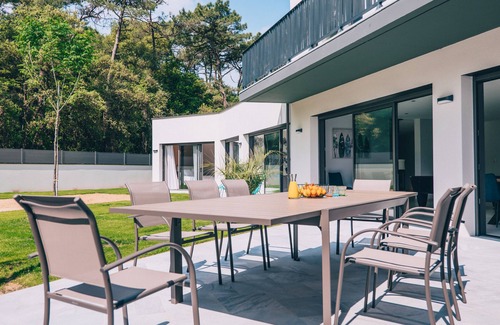 La Tranche-sur-Mer House | Holiday Home 'Villa Des Dunes' with Private Terrace, Wi-Fi and Air Conditioning