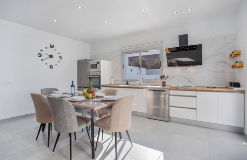 Gran Tarajal House | Holiday Home 'Gara Fuerteventura' with Sea Views, Wi-Fi and Air Conditioning