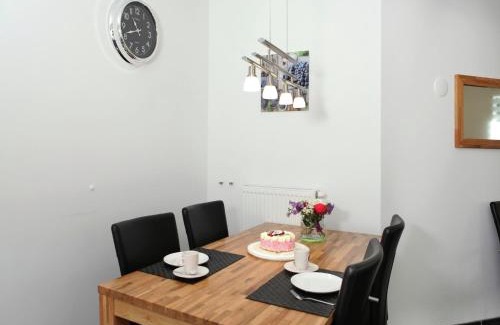 Epen House | Holiday Home in Epen with Garden & BBQ