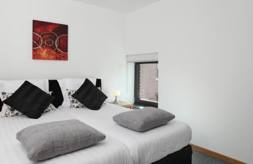 Epen House | Holiday Home in Epen with Garden & BBQ