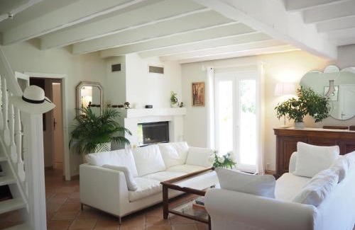 Villes-sur-Auzon House | Holiday Home in Villes-sur-Auzon with Pool
