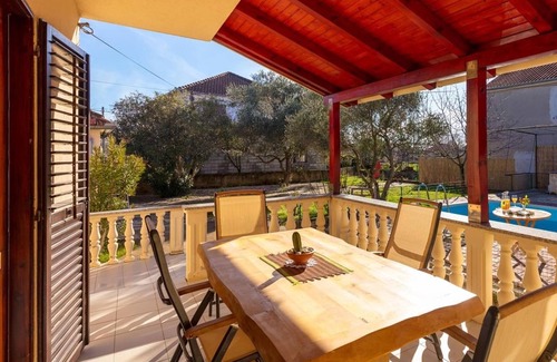 Zemunik Donji House | Holiday Home in Zemunik Donji with Private Pool