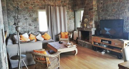 Kontos Apartment | Holiday Home in Sfendouri, Aegina