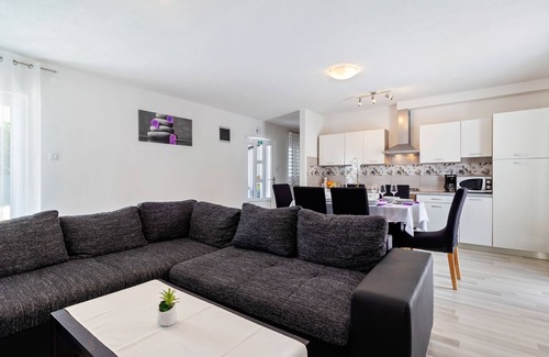 Smoljanci House | Holiday Home in Smoljanci with Private Pool