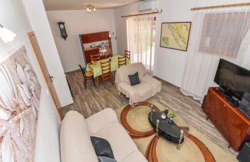 Iz House | Holiday Home in Veli Iž near the Sea