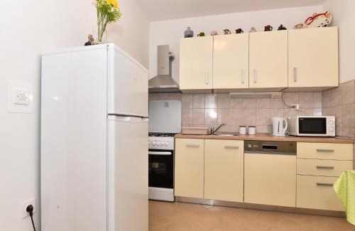 Iz House | Holiday Home in Veli Iž near the Sea