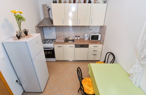 Iz House | Holiday Home in Veli Iž near the Sea