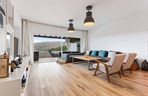 Istan House | Holiday Home 'Istan' with Lake View, Wi-Fi and Air Conditioning