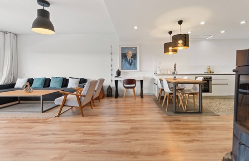 Istan House | Holiday Home 'Istan' with Lake View, Wi-Fi and Air Conditioning