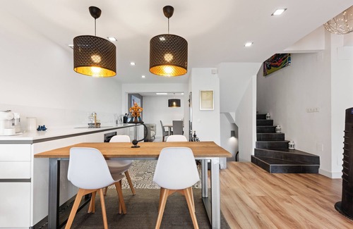 Istan House | Holiday Home 'Istan' with Lake View, Wi-Fi and Air Conditioning