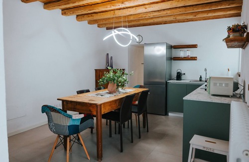 Cison di Valmarino House | Holiday Home 'Rustica E Luminosa' with Wi-Fi and Air Conditioning