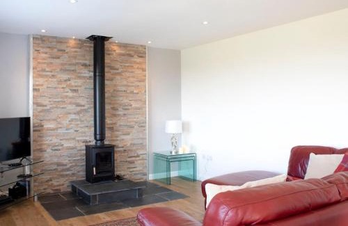 Tarskavaig House | Holiday Home Joan's House by Interhome