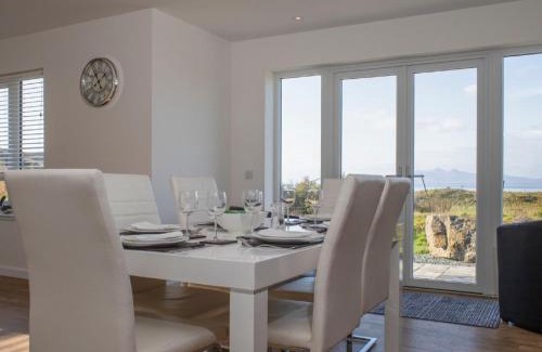 Tarskavaig House | Holiday Home Joan's House by Interhome