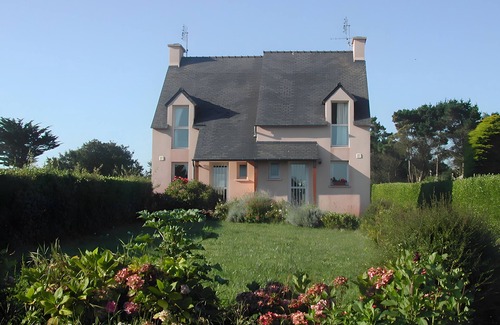 Plouguerneau House | Holiday Home 'Ker Marian - Les Gîtes Marins Des' with Sea View, Shared Garden and Wi-Fi