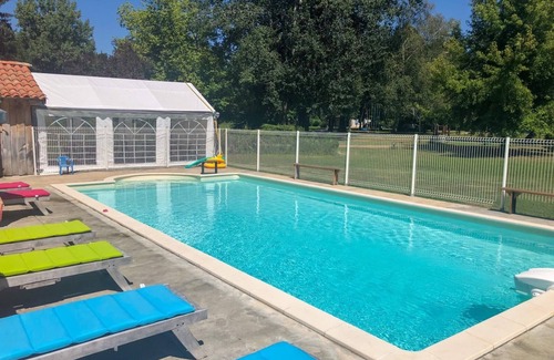 Varaignes House | Holiday Home 'La Cascade' with Lake View, Shared Pool and Private Terrace