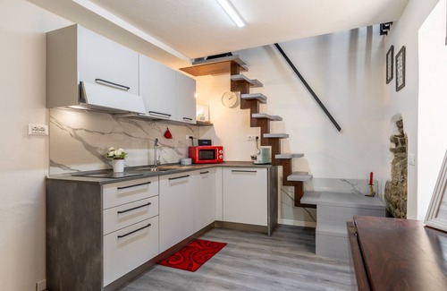 Carrara House | Holiday Home 'La Casina Nel Borgo' with Wi-Fi and Air Conditioning