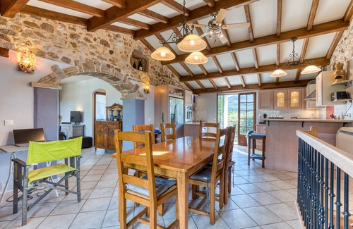 La Tour-Sur-Orb House | Holiday Home 'La Trêve' with Mountain View, Wi-Fi and Air Conditioning