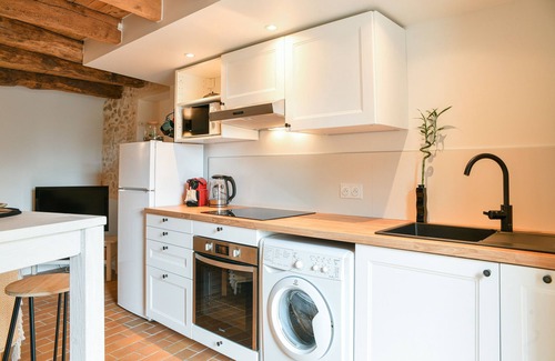 Voiron House | Holiday Home 'La Margotte' with Private Terrace, Private Garden and Wi-Fi