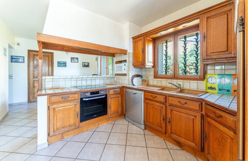 Chateaurenard House | Holiday Home 'La Provençale' with Private Pool, Wi-Fi and Air Conditioning