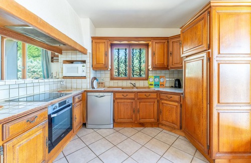 Chateaurenard House | Holiday Home 'La Provençale' with Private Pool, Wi-Fi and Air Conditioning