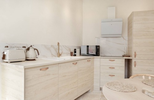 Montagne House | Holiday Home 'La Suite - Balnéo Privative' with Shared Pool, Wi-Fi and Air Conditioning