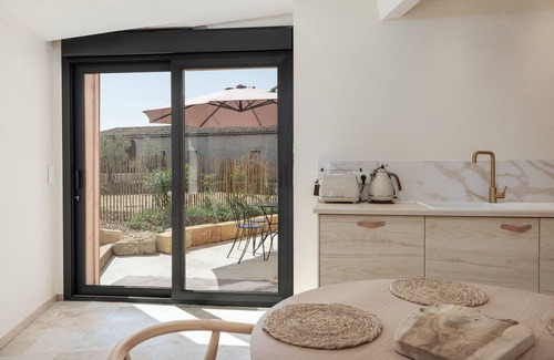 Montagne House | Holiday Home 'La Suite - Balnéo Privative' with Shared Pool, Wi-Fi and Air Conditioning