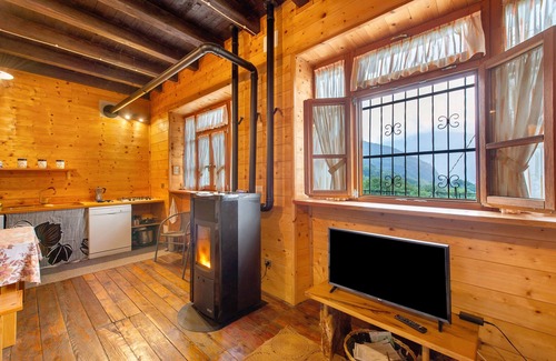 Montjovet House | Holiday Home La vieille école