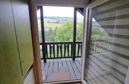 Wemlighausen House | Holiday Home 'Landhaus' with Mountain View, Private Terrace and Wi-Fi